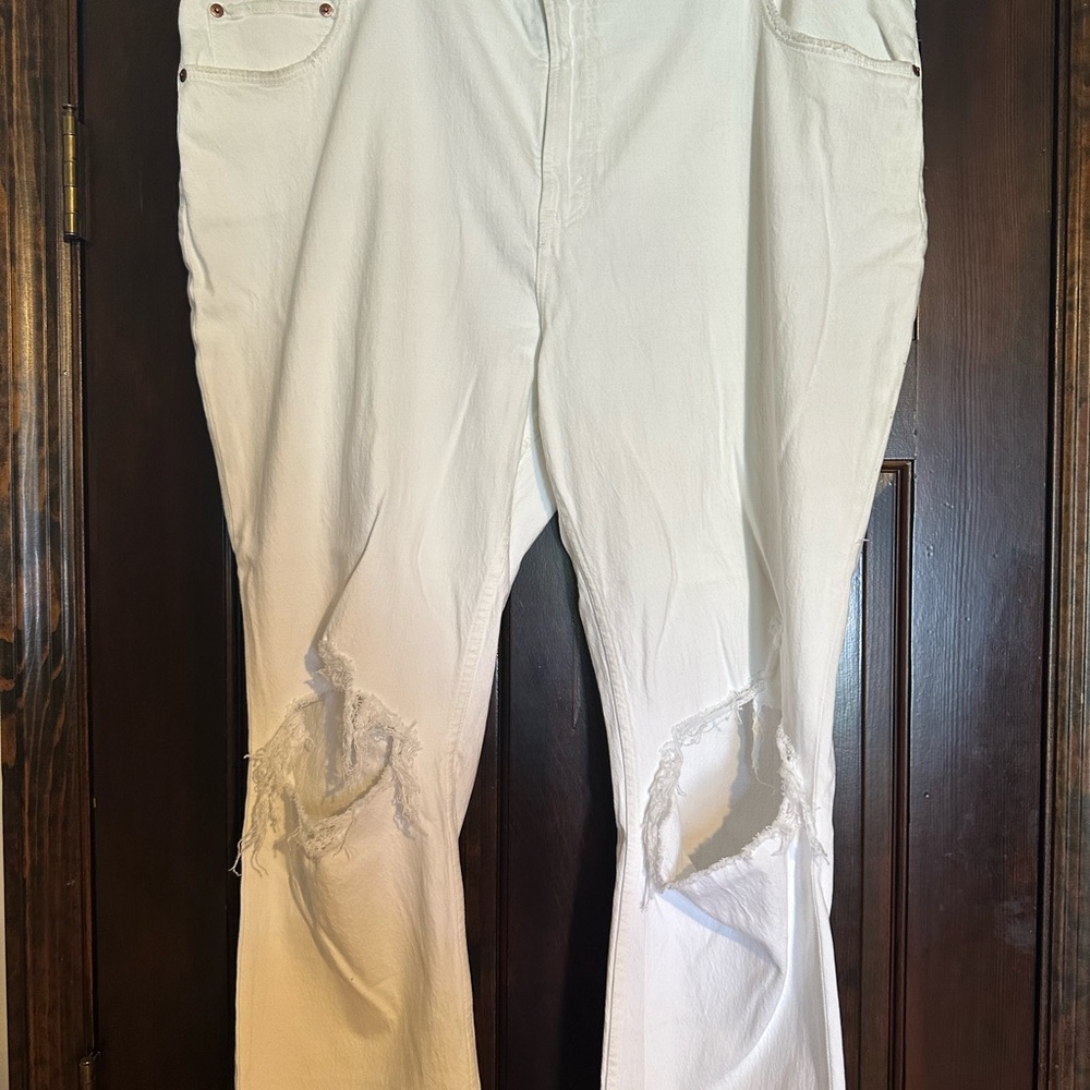 Abercrombie & Fitch White Distressed Women's Ankle Jeans